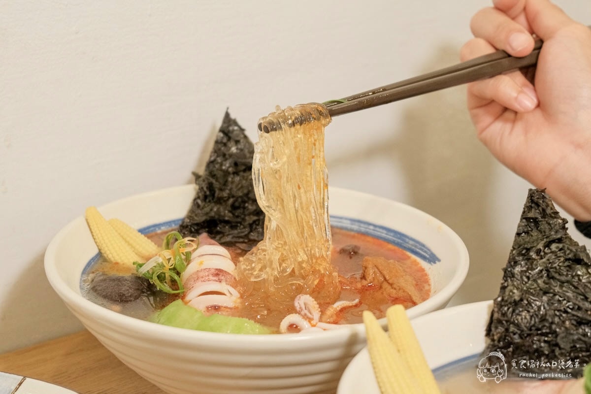 小捲日記|漁港直送整尾小卷米粉!配料滿到看不到底,搭配雞湯湯底鮮甜到不行!台中科博館美食 - 第24張圖 小捲日記|漁港直送整尾小卷米粉!配料滿到看不到底,搭配雞湯湯底鮮甜到不行!台中科博館美食