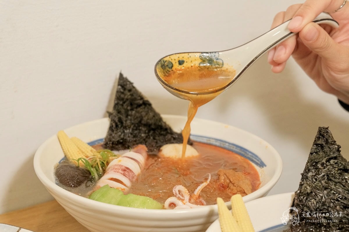 小捲日記|漁港直送整尾小卷米粉!配料滿到看不到底,搭配雞湯湯底鮮甜到不行!台中科博館美食 - 第22張圖 小捲日記|漁港直送整尾小卷米粉!配料滿到看不到底,搭配雞湯湯底鮮甜到不行!台中科博館美食
