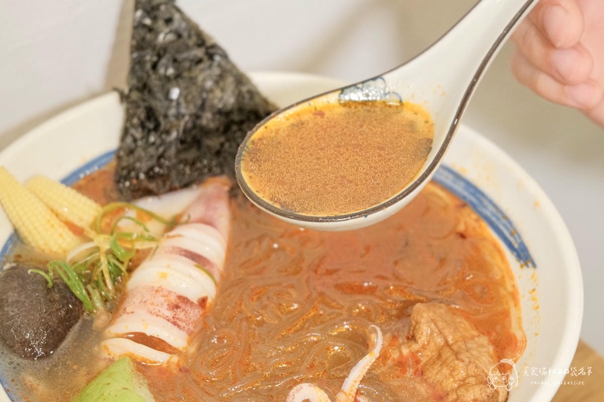 小捲日記｜漁港直送整尾小卷米粉！配料滿到看不到底，搭配雞湯湯底鮮甜到不行！台中科博館美食
