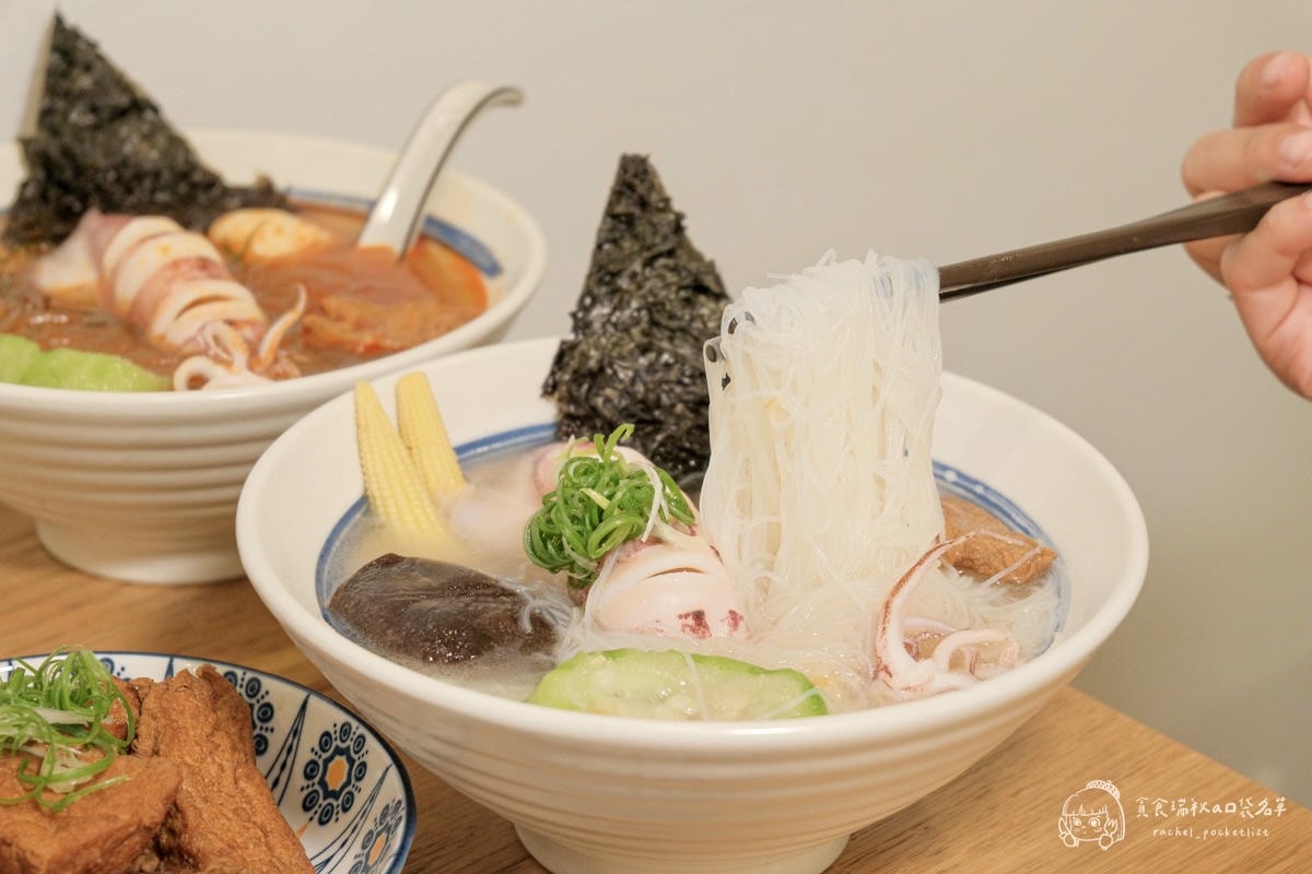 小捲日記|漁港直送整尾小卷米粉!配料滿到看不到底,搭配雞湯湯底鮮甜到不行!台中科博館美食 - 第17張圖 小捲日記|漁港直送整尾小卷米粉!配料滿到看不到底,搭配雞湯湯底鮮甜到不行!台中科博館美食