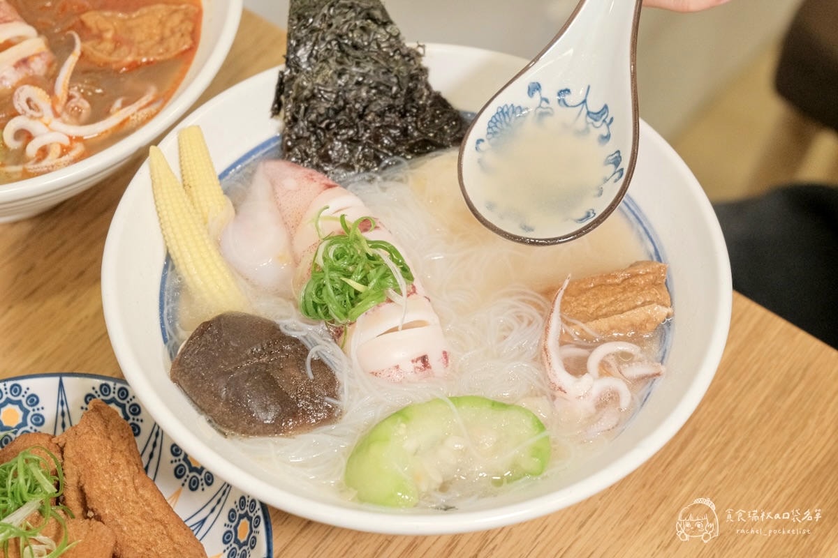 小捲日記|漁港直送整尾小卷米粉!配料滿到看不到底,搭配雞湯湯底鮮甜到不行!台中科博館美食 - 第19張圖 小捲日記|漁港直送整尾小卷米粉!配料滿到看不到底,搭配雞湯湯底鮮甜到不行!台中科博館美食